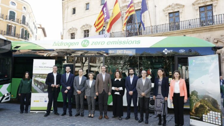 EMT Palma presents its first green hydrogen buses